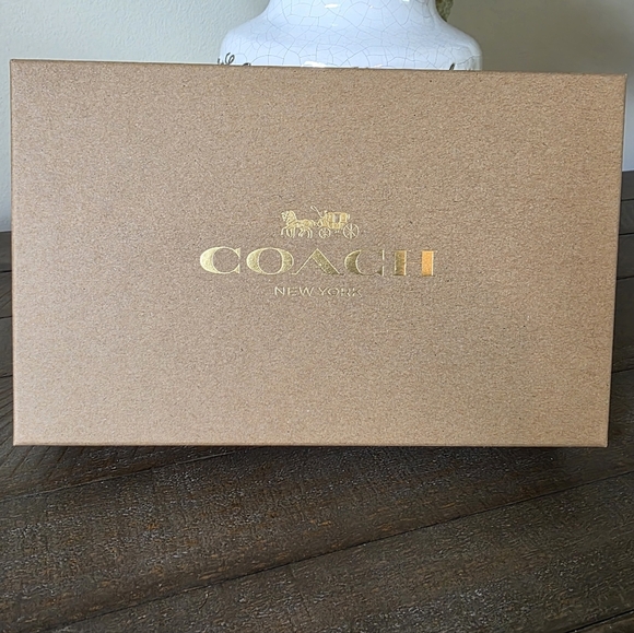 Coach Signature Leather Wristlet Gift Set With Heart And "C" Charms - New In Box - Picture 8 of 8